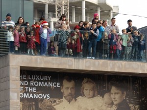 Toronto Santa Claus Parade 03 - Crowd on Top of Ceramic Museum