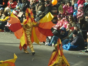 Toronto Santa Claus Parade 09 - Women in Sun Costumes