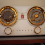 Crosley ”Dashboard” Model D-25 Clock Radio (White, Bakelite) – Front